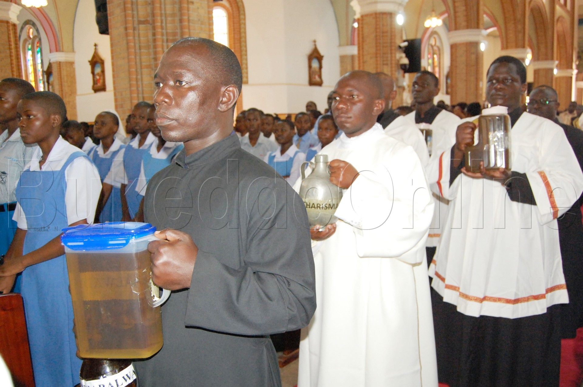 Abaseminaario nga batwalayo omuzigo okutukuzibwa 