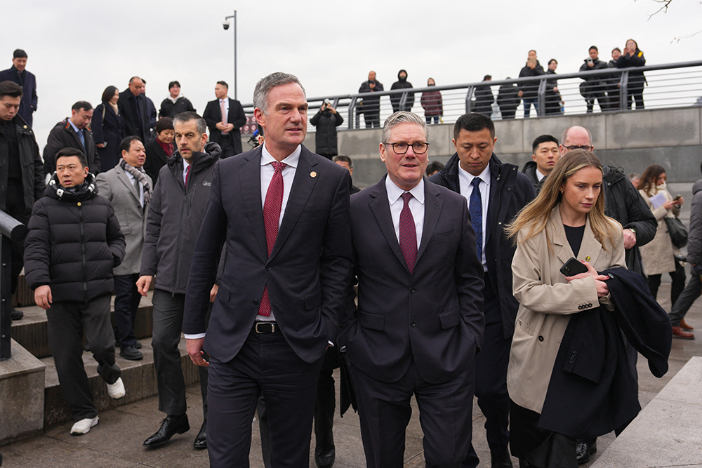 Britain's Prime Minister Keir Starmer (C) and Britain's Secretary of State for Business and Trade Peter Kyle (centre L) visit the Bund in Shanghai on January 31, 2026. (AFP)