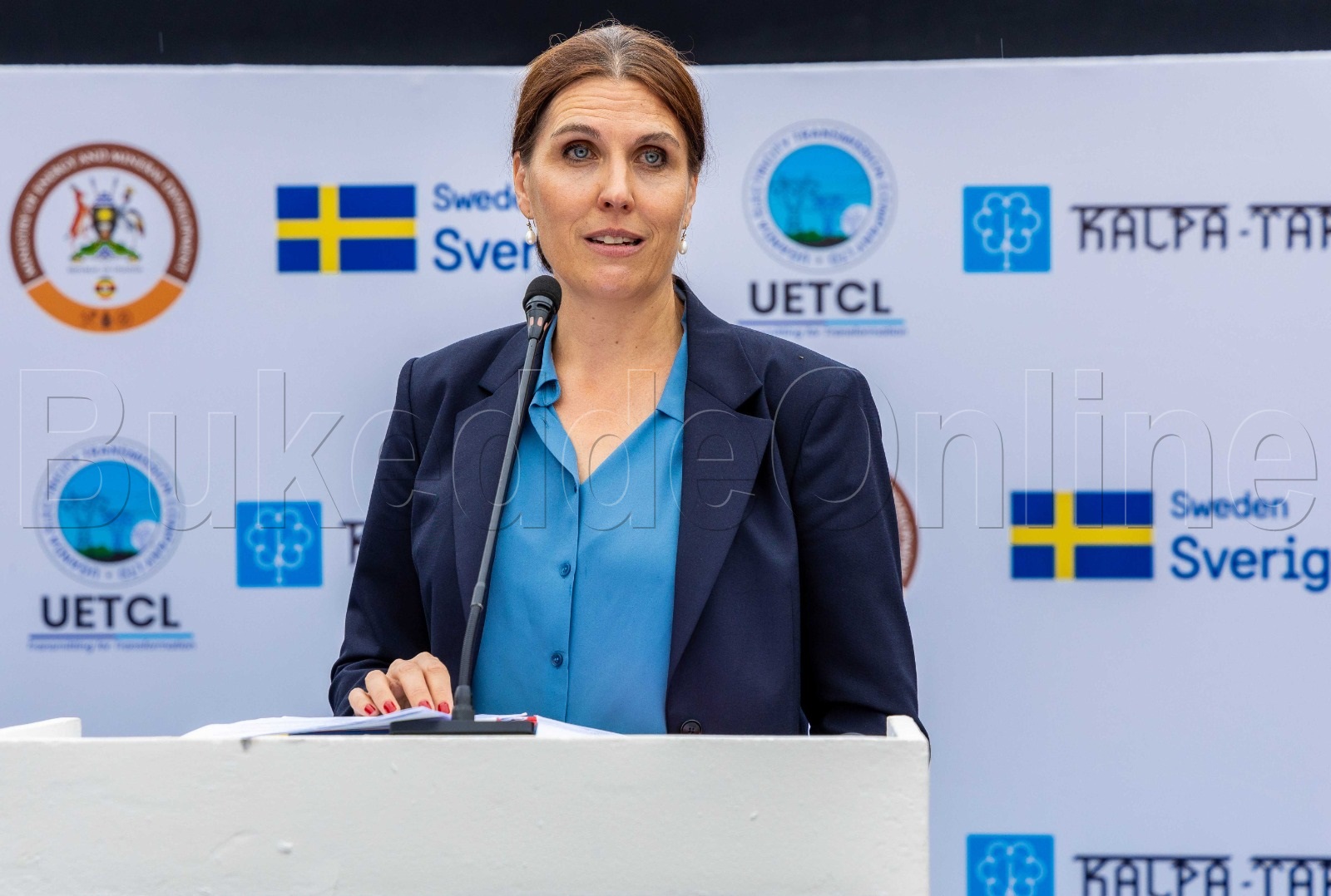 Anna - Maria Olsson omubaka wa Sweden mu Uganda ng'awa obubaka bwe oluvannyuma lw'okutongoza layini y'amasannyalaze egenda okuva e Karuma okudda e Tororo