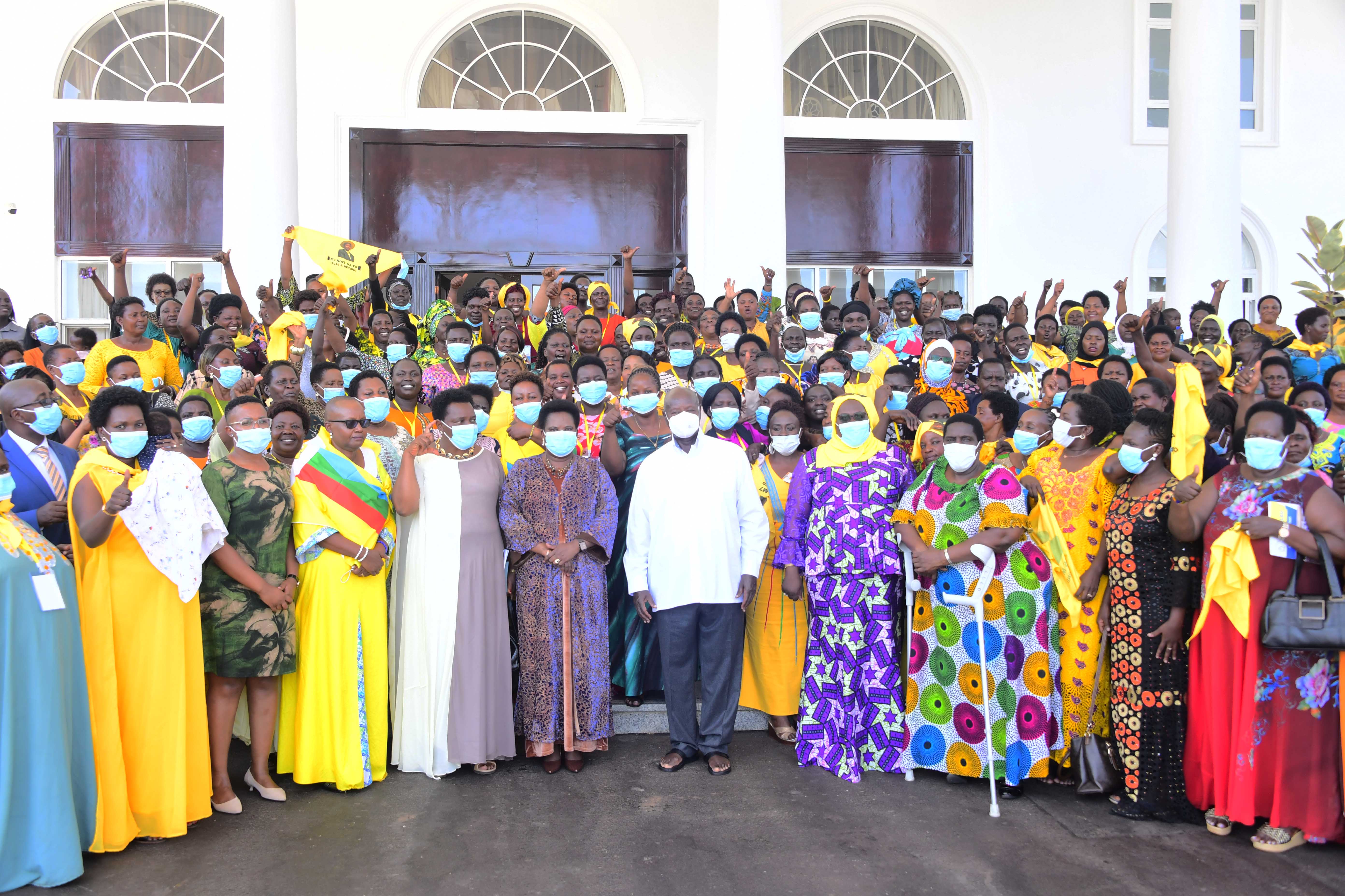 Purezidenti ahabwire abeebembezi b’abakazi okuhabura abantu abaine amataka makye kwejumbira omunkora eya ‘four-acre model’.