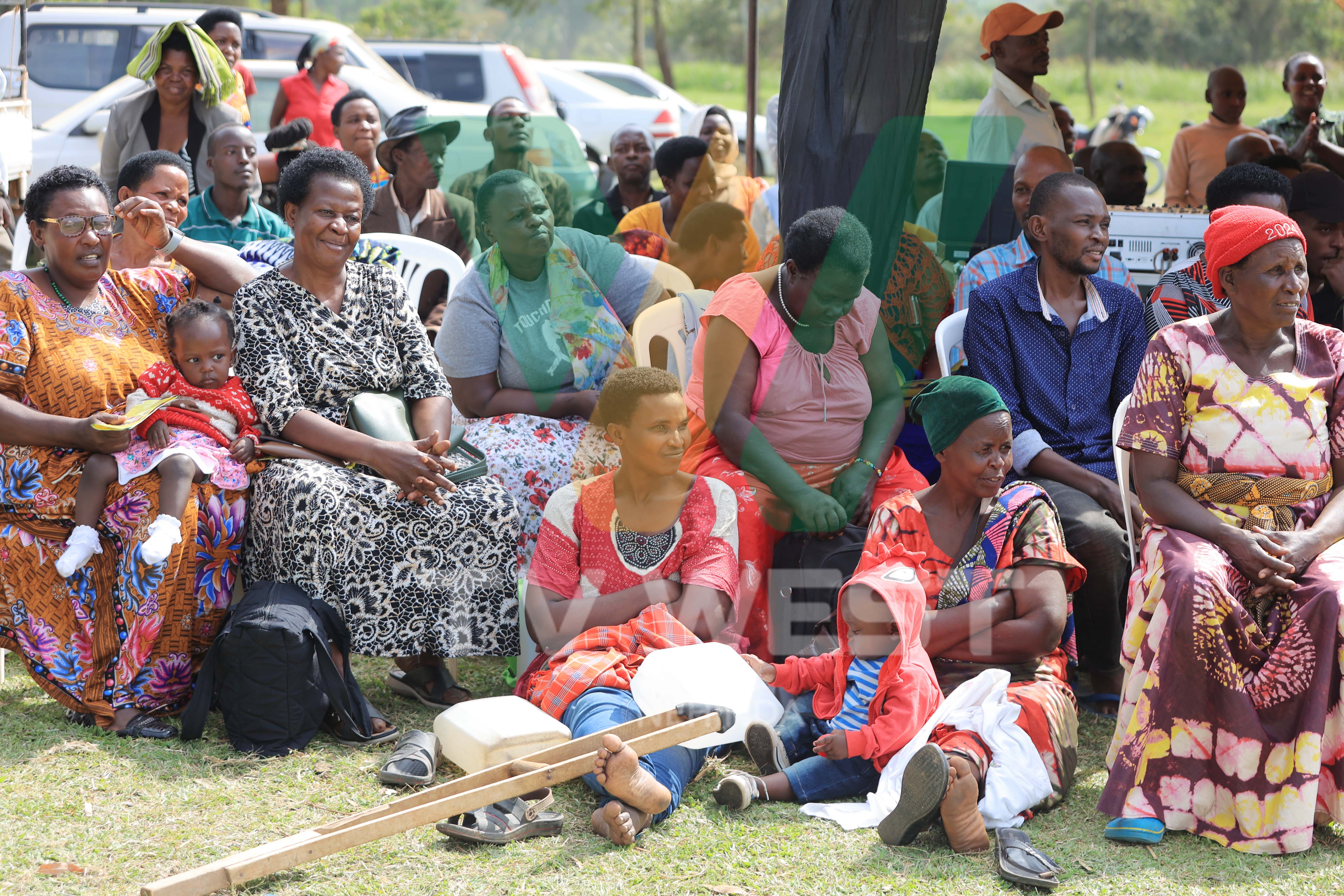 Bamwe ahabantu abahikire ahakwakiira sente za Ofiisi ya Luwero omuri Rwakishakiizi Nyakayojo, Mbarara City, nyomwebazyo ebiro 31.05.2024. PHOTO: Michael Tumwakiire