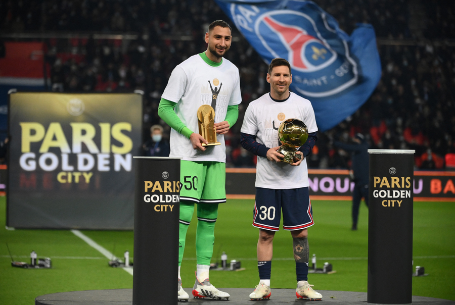 Messi Shows Off Ballon D Or As PSG Held By Nice New Vision Official