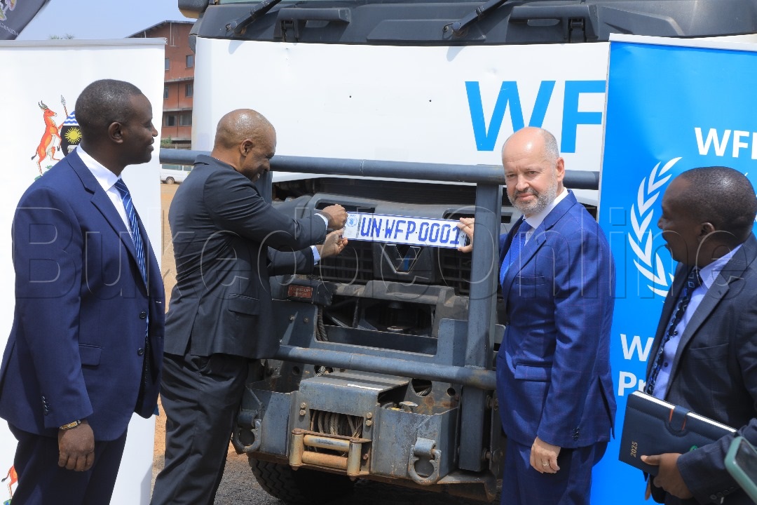 Amyuuka akulira WFP Murcus Prior mukutongoza number plate za WFP e Munyonyo