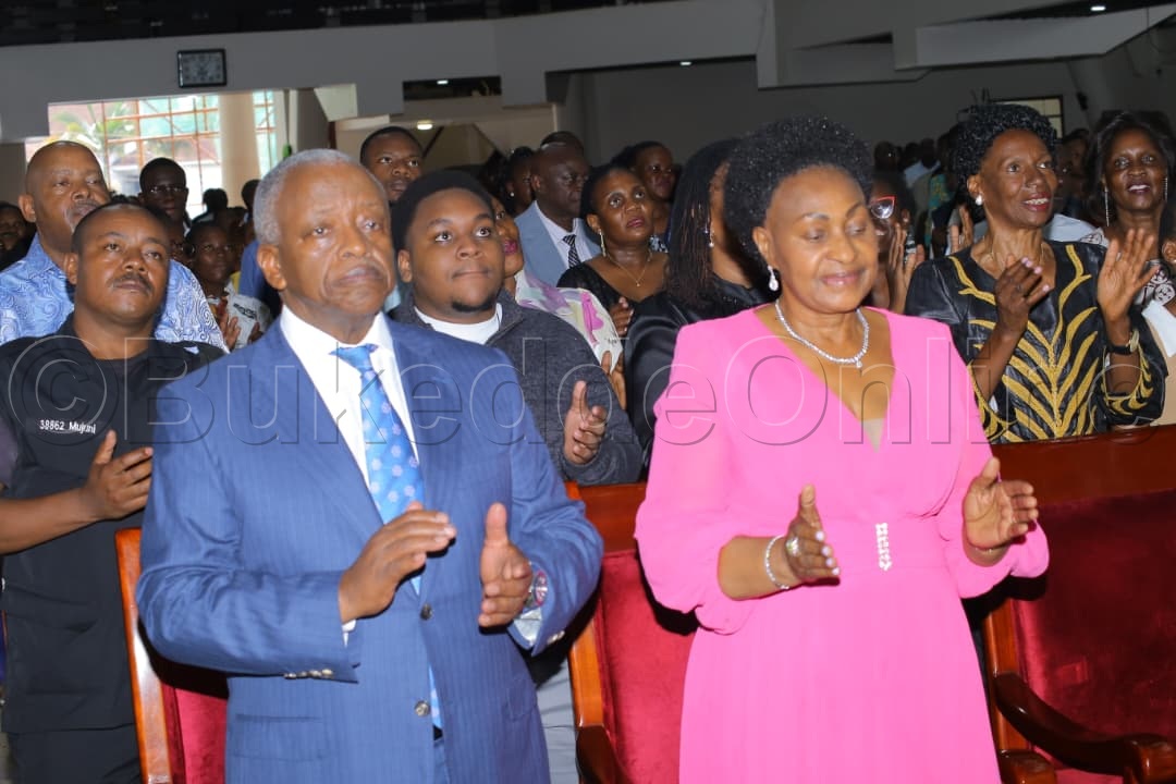 Eyaliko Ssaabaminisita wa Uganda, Amama Mbabazi ne mukyala we, mu kusaba ku All saints e Nakasero.