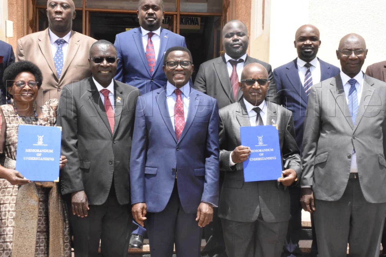 Katikkiro mu kifananyi n'abamu ku balungu ba NDA