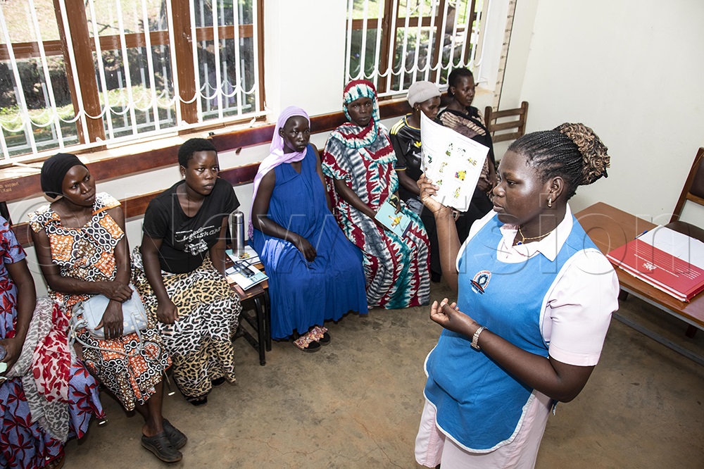 Hellen Kisakye takes expectant mothers through training on the safe use of Maka Kits donated by the Rotary Club of Lugogo-Mango Tree to Makonge Health Centre III at the Kiyindi landing site, Buikwe district, last Saturday. (PHOTO BY KALUNGI KABUYE)