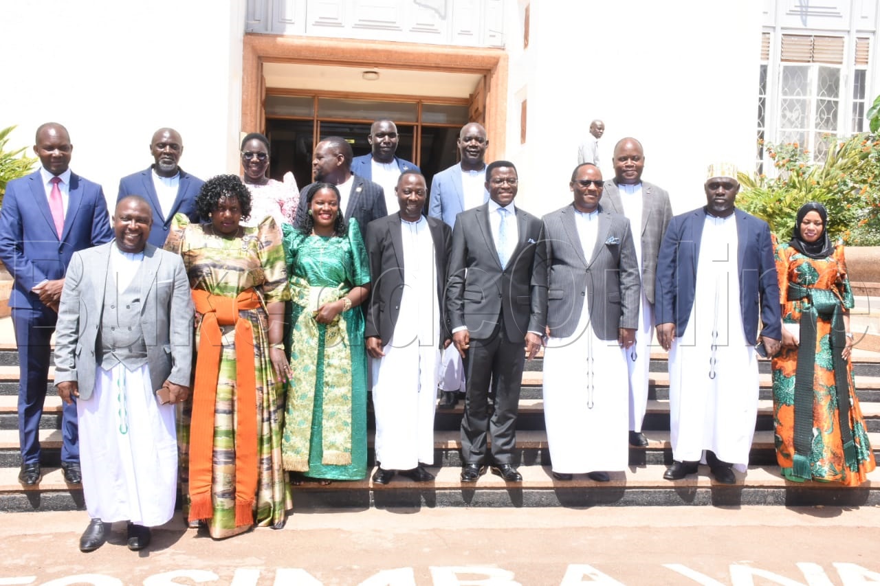 Aba DF nga bali e Bulange e Mmengo ne Katikkiro