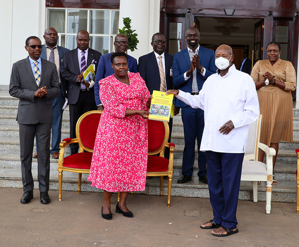 The vice president, Jessica Alupo, hands over a consultation report on cattle compensation in Teso sub-region to H.E. Yoweri Museveni. (PPU)