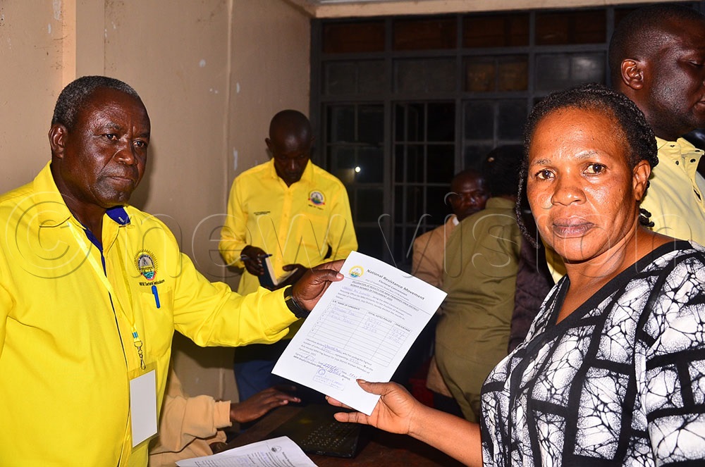 Kabale handing over a declaration form to Monica Kamagu Namukose, who defeated Loy Katali and Peace Tibyaze for the Jinja Woman race on Thursday. (Credit: Jackie Nambogga)