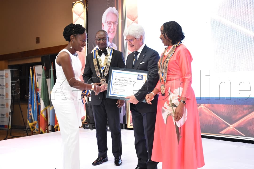 Pulezidenti Arezzo ng'awa bannalotale ebirabo