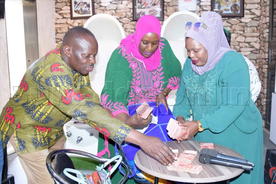 Kulthum ng'apakira omusimbi gwe mu kiveera