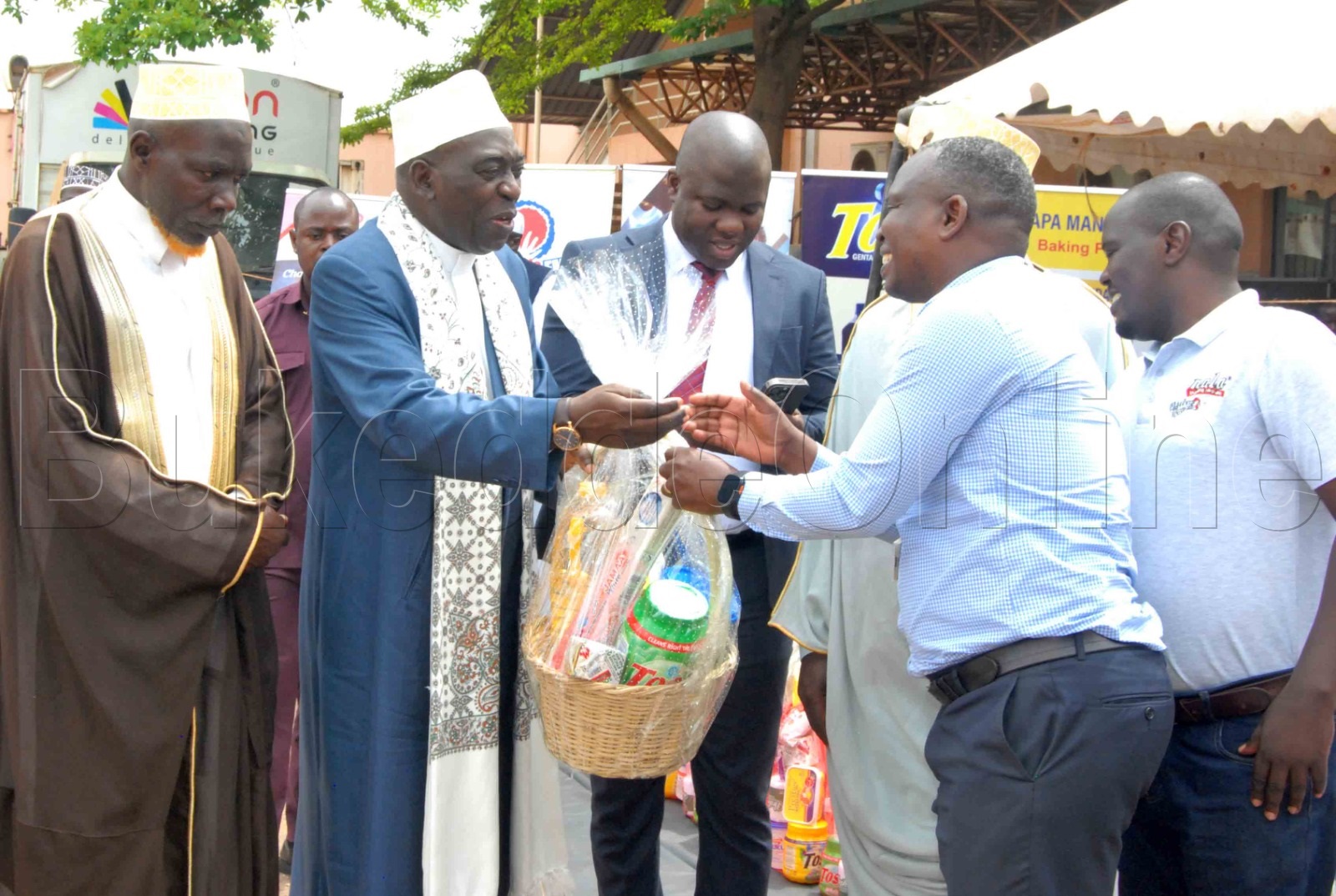 Supreme Mufti Galabuzi (owokubiri ku kkono) nga akwasa Omukunganya w'olupapula lwa Bukedde Micheal Mukasa Ssebbowa (owokubiri ku ddyo) Ettu lya Ramadhan