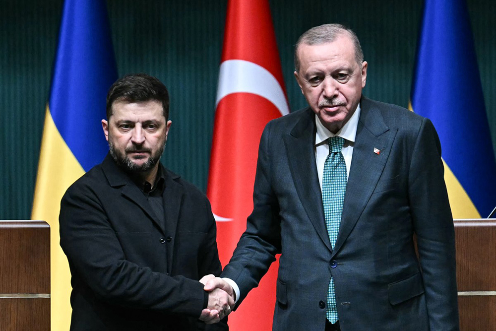 Turkey's President Recep Tayyip Erdogan (R) and Ukraine's President Volodymyr Zelensky shake hands after holding a joint press conference following their meeting at the Presidential Complex in Ankara on November 19, 2025. (AFP)