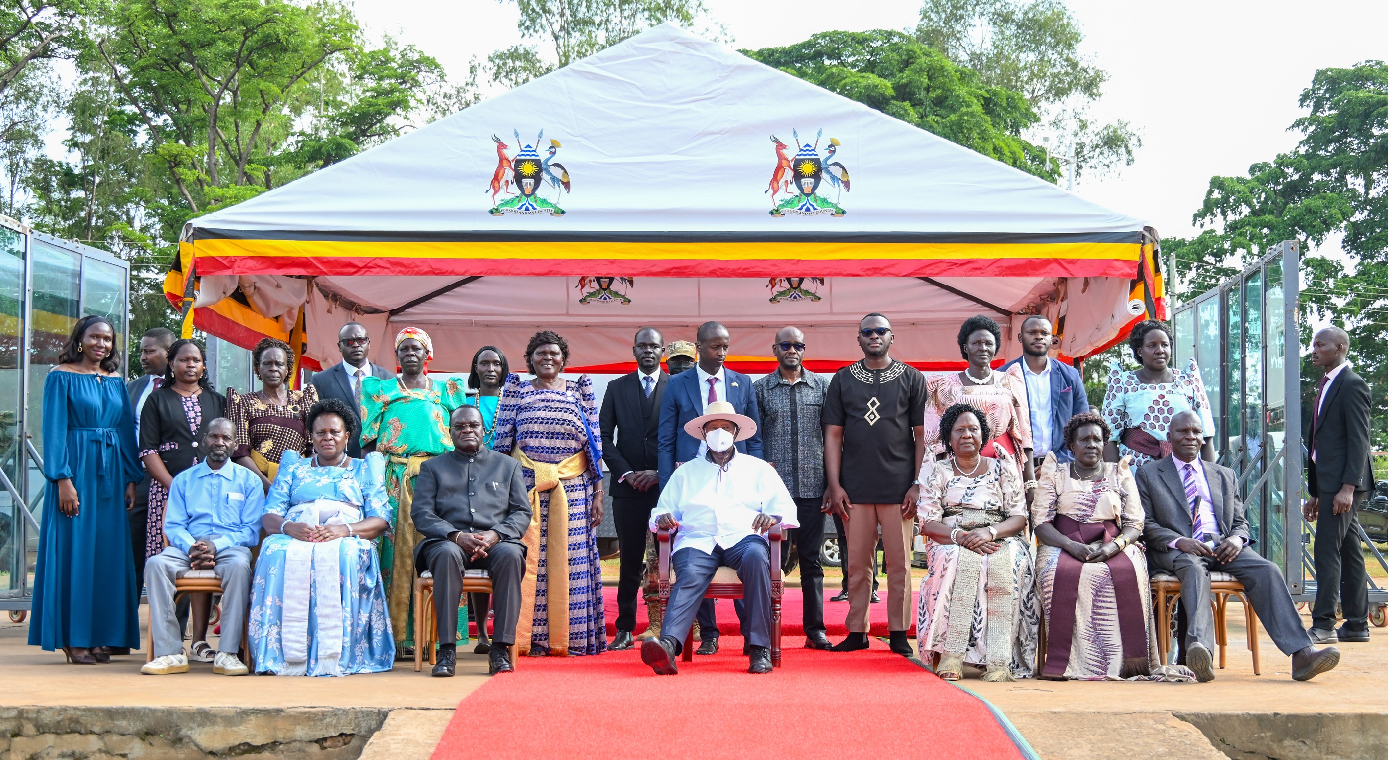 President Museveni asiimire Owiny-Dollo ahabw'okureetaho obumwe omumatemba g'eihanga...(PPU Photo)