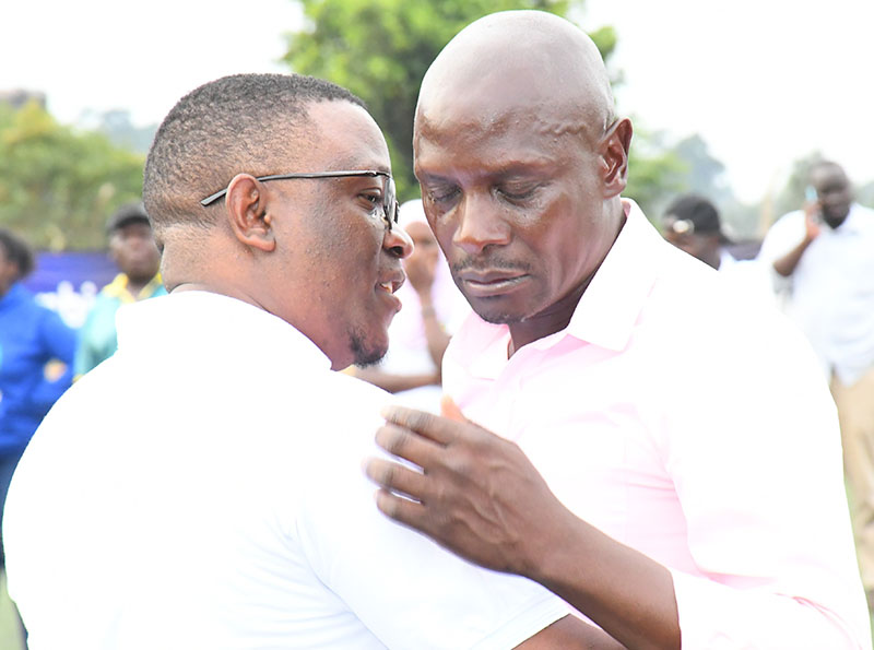 Barente (ku kkono) ng'akkakkanya Isabirye.