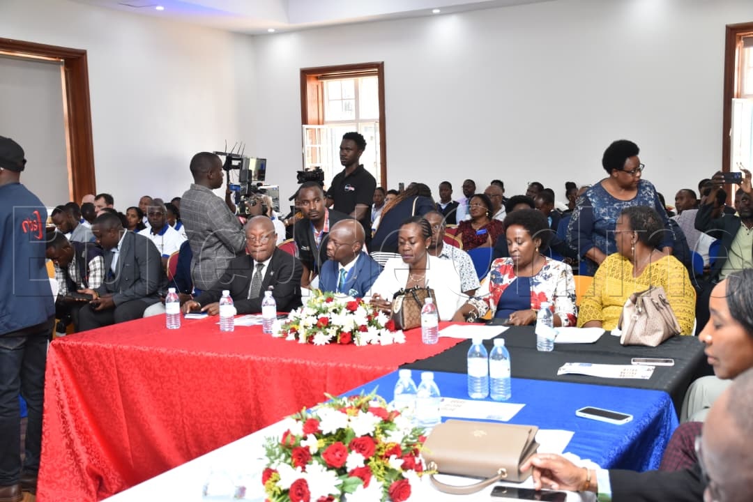 Abakungu ba Makerere University nga bali mu nsinsikano ne Pulezidenti wa Rotary