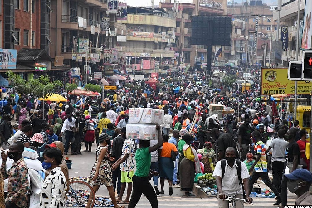 Abantu Nga Batambula Mu Kibuga Kampala Wakati.