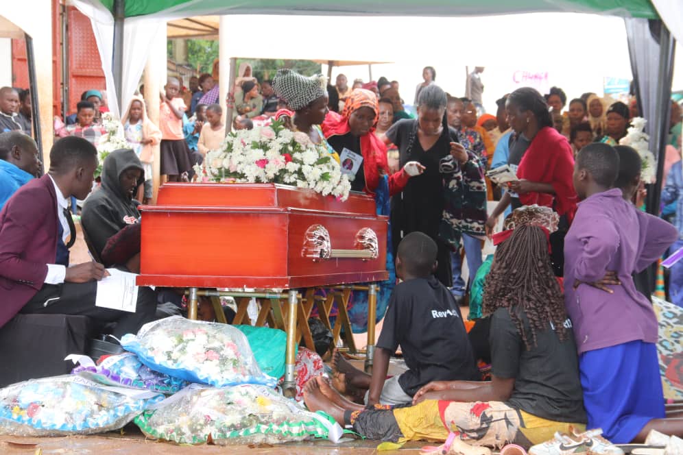 Abakungubazi nga bali mu kuziika omugenzi Ssaalongo Were