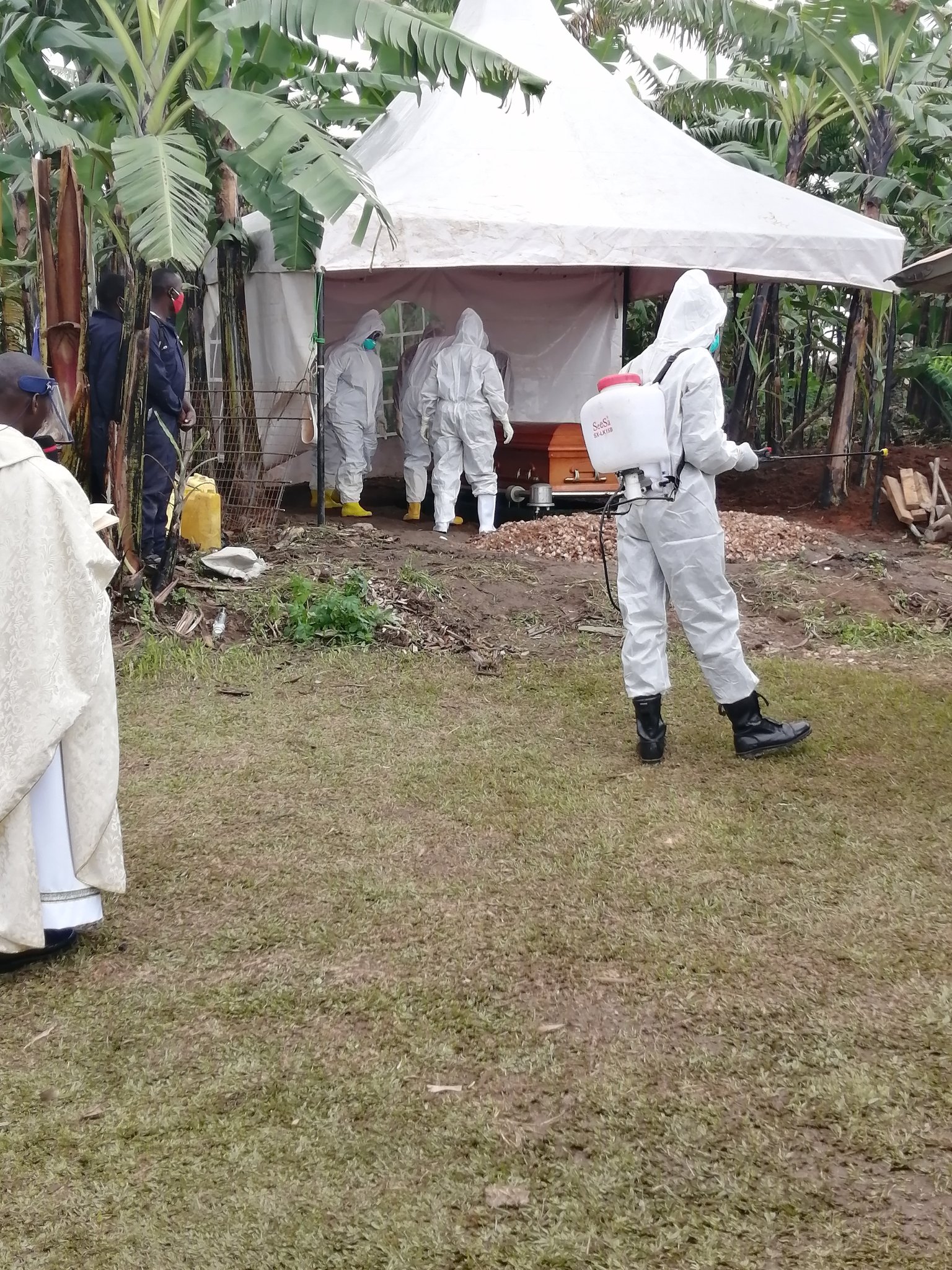 Bantariza was buried under strict observance of anti-COVID-19 SOPs. (Photos sourced from Ofwono Opondo Twitter account)