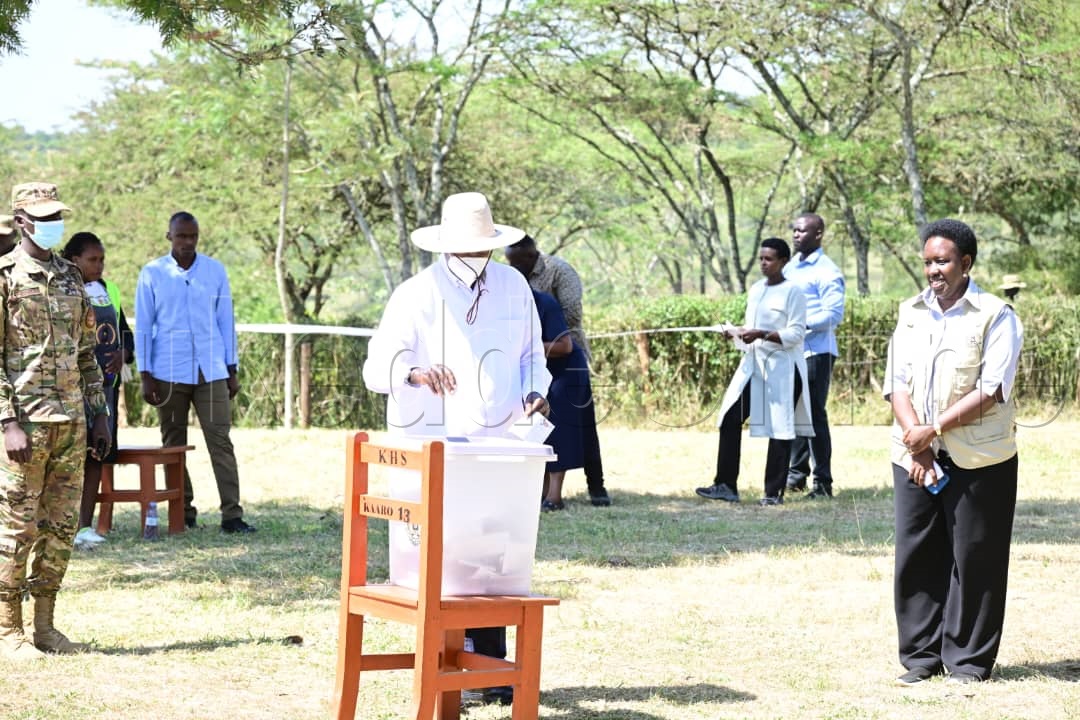 Pulezienti Museveni ng'asuula akalulu