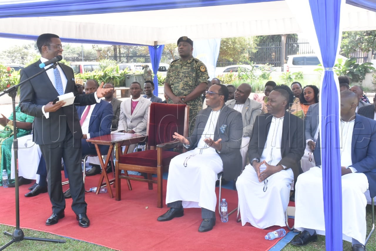 Katikkiro Mayiga ng'ayogera eri abagenyi ba DF