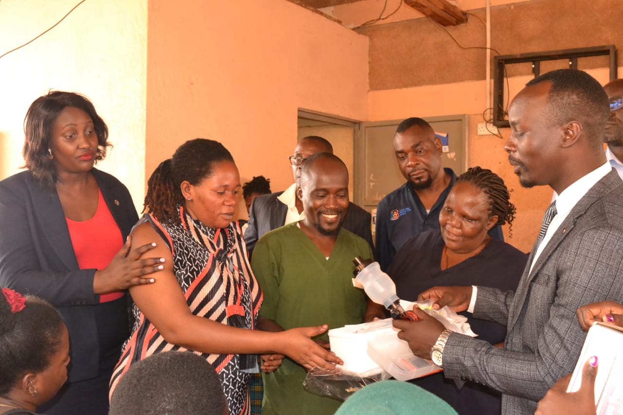 Omubaka Naluyima (asooka ku kkono) ne bannalotale nga bawaayo akuuma akeeyambisibwa mu kuzaala.mukka gukendedde.