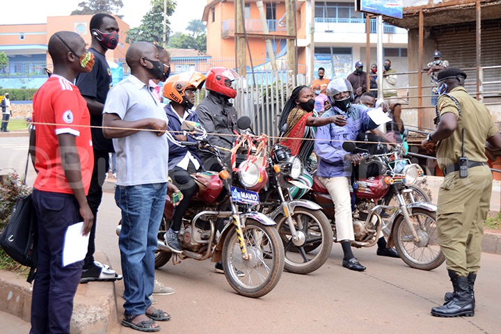 Omukazi ng'aezaako okukunukkiriza annyonnyole omuserikale
