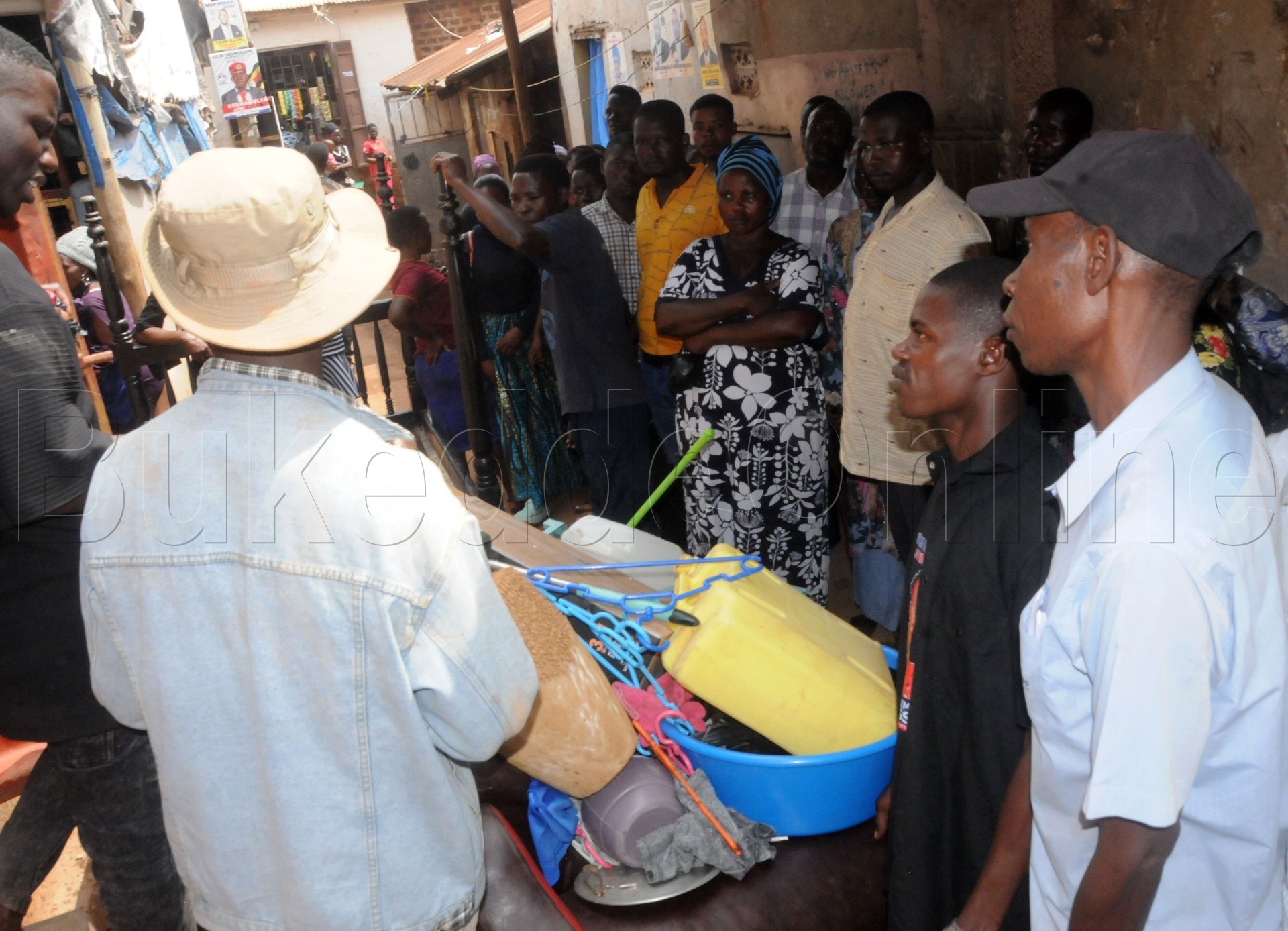 Abantu bakung'aanye okulaba eby'awongo