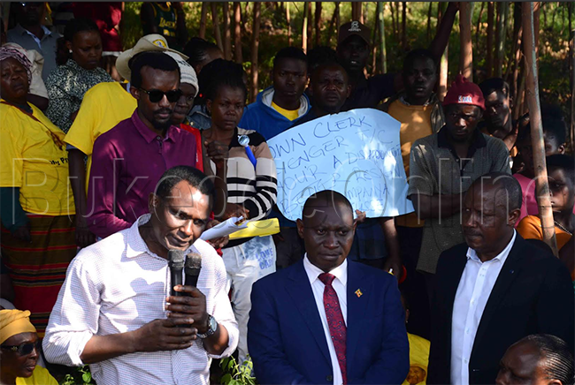 Lukyamuzi gwebalumiriza okutnda ettaka lya Famire