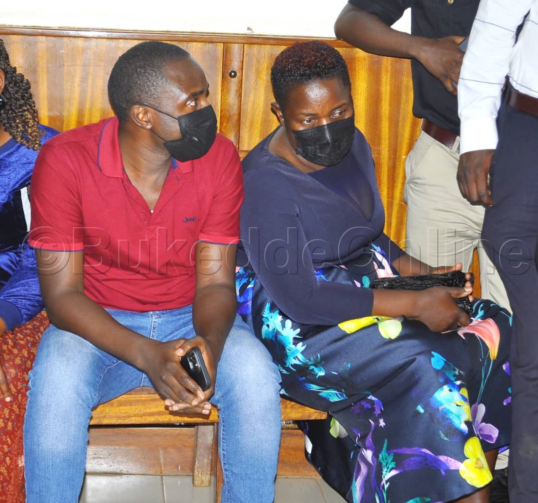 Vicente Mawanda mu kaguli ka kkooti nga awuliriza ensala y'omulamuzi.