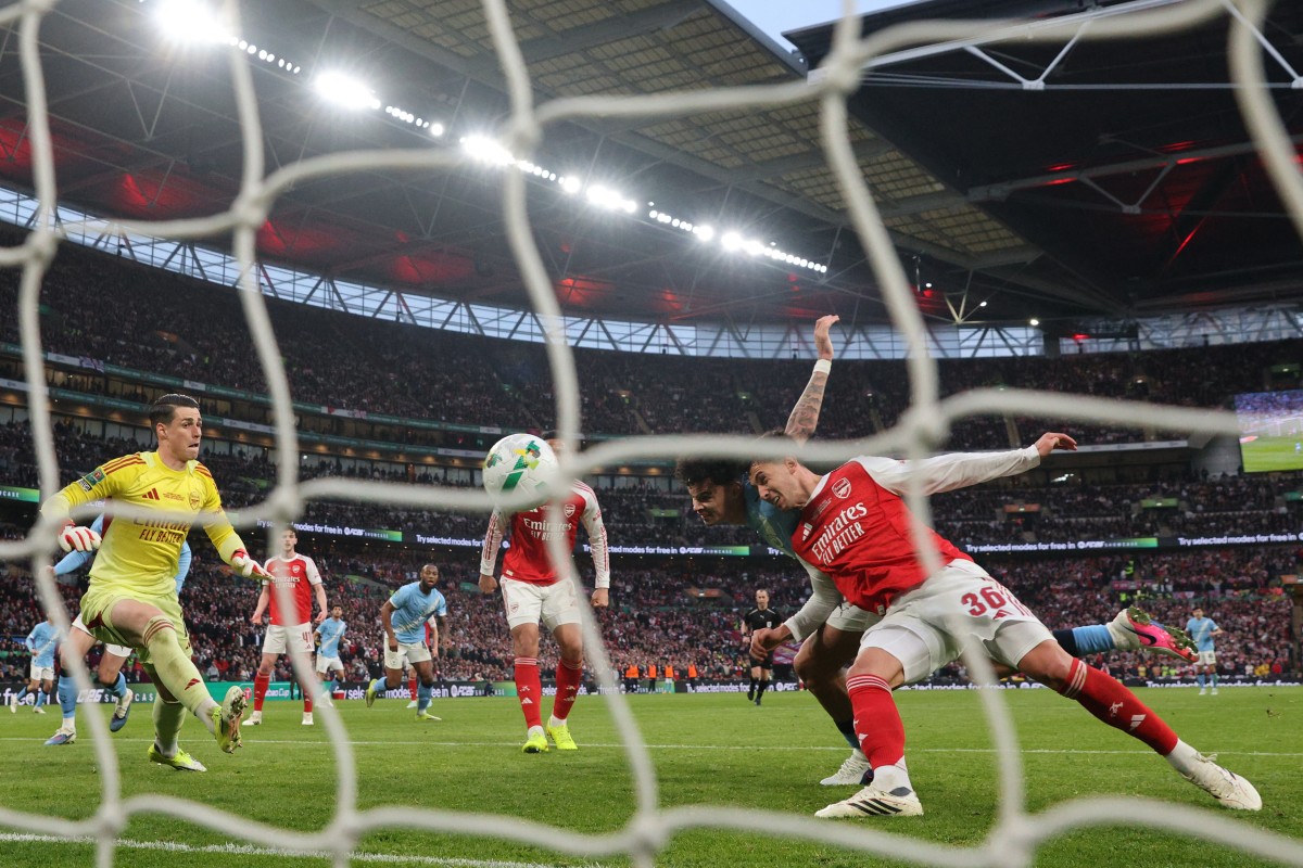 Manchester City's Nico O'Reilly (C) heads in from close range to score the opening goal of the English League Cup final. AFP Photo