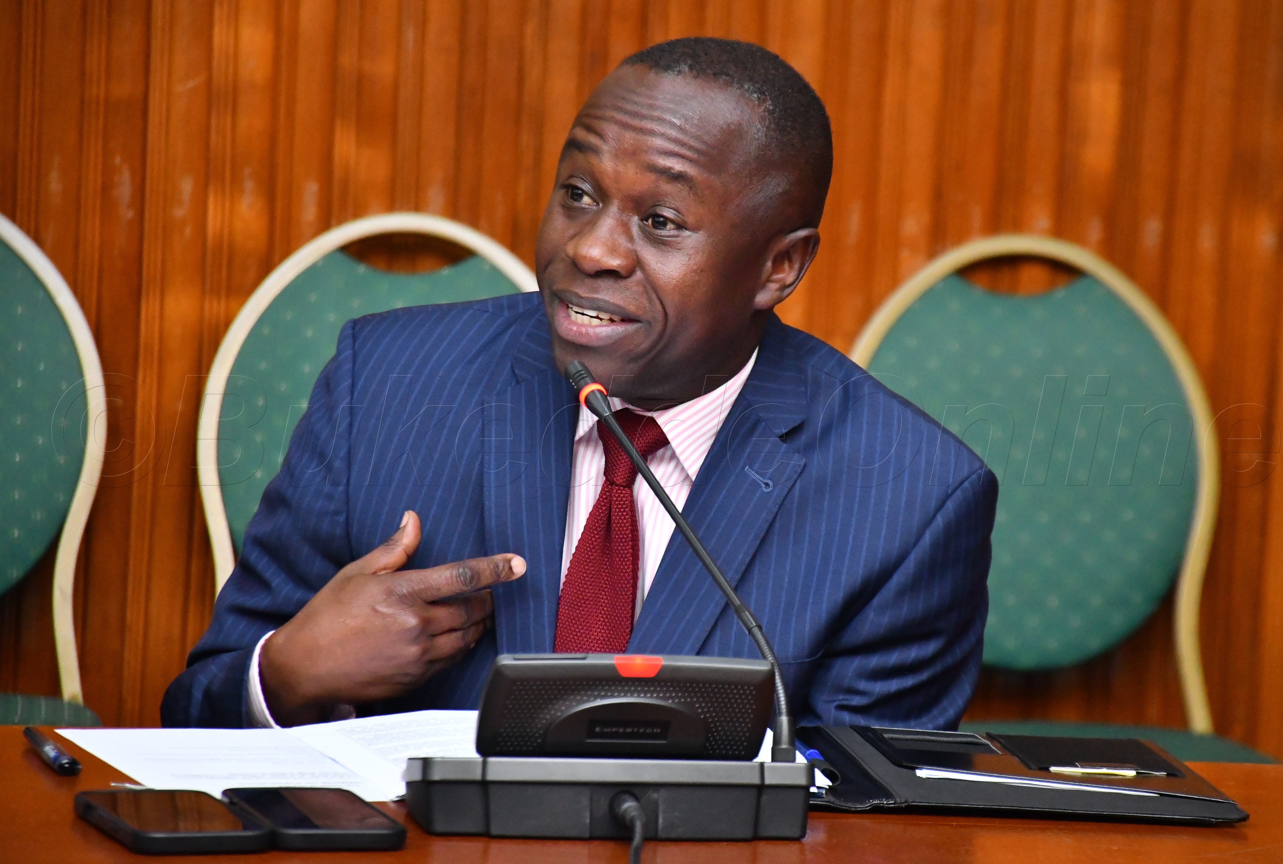 Minisita Ogwang Ng'annyonnyola akakiiko. 