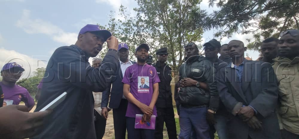 Muntu ng'annyonnyola abantu. 