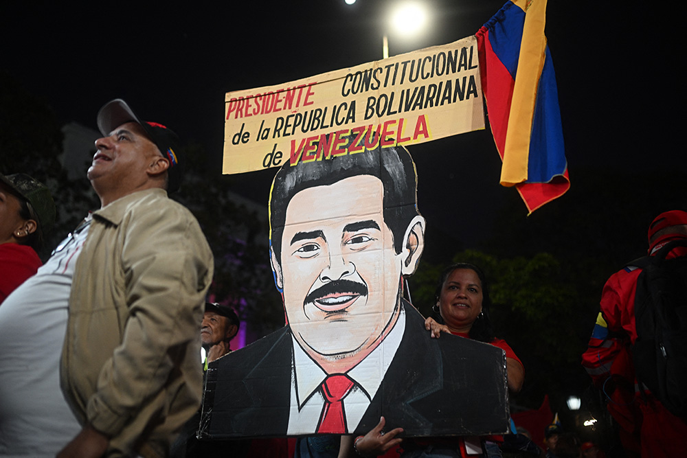  Demonstrators and workers of Venezuelan state oil company PDVSA hold images of ousted President Nicolas Maduro in support of the Hydrocarbons Law and demanding the release of Maduro outside the Miraflores Presidential Palace in Caracas on January 29, 2026. (Photo by Federico PARRA / AFP)