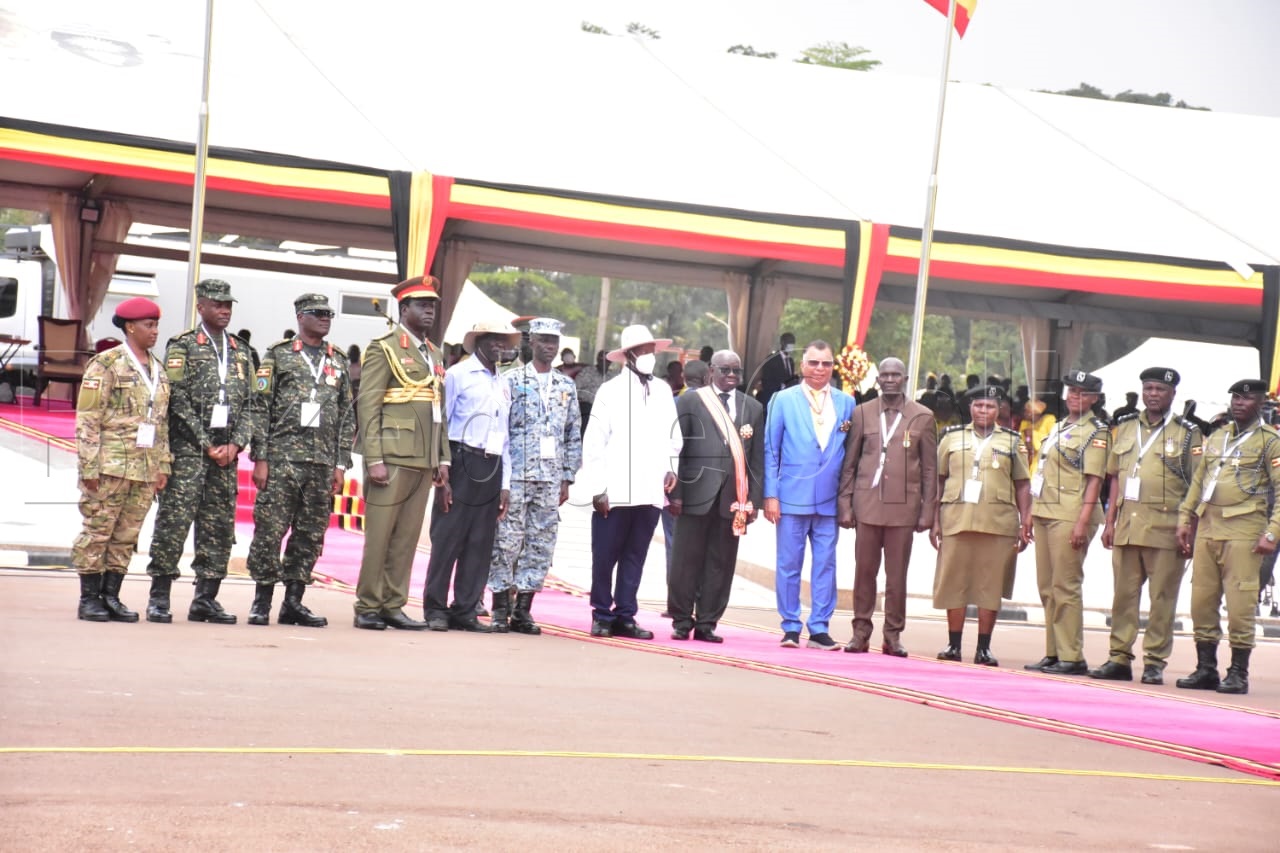 Pulezidenti Museveni ng'ali n'abamu ku bantu baawadde emidaali e kololo
