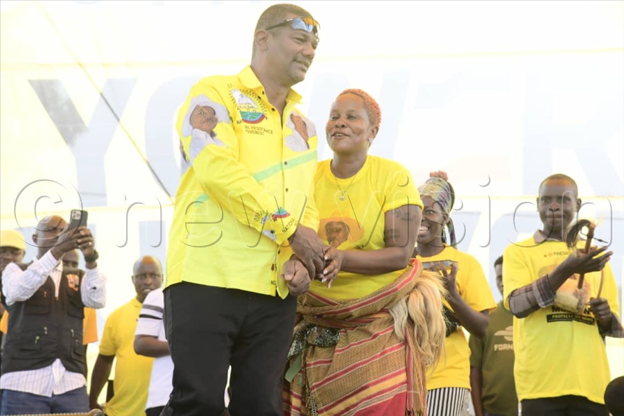 Kampala Central Mayor, Salim Uhuru interacting with NRM supporters gathered at Kyabazinga Grounds in Bugweri district.
