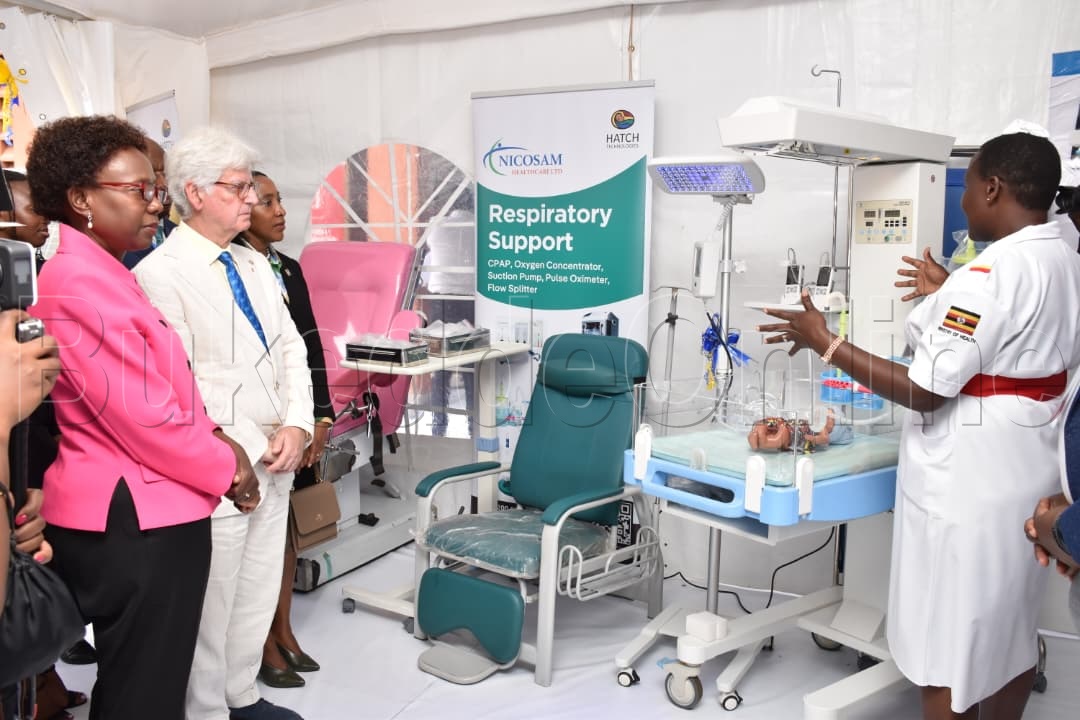 Pulezidenti wa Rotary ne mukyala we Anna Maria nga babannyonyola mu Ddwaliro e Kawempe