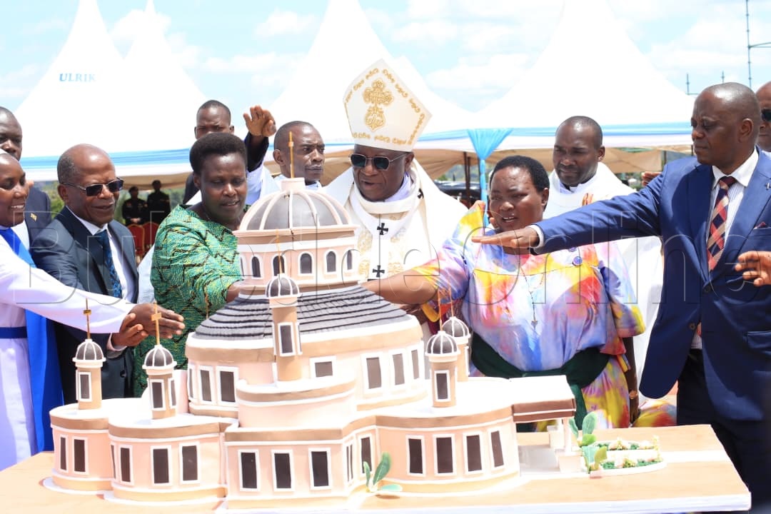 Ssaabasumba Paul Semogerere, Jesca Alupo omumyuka wa Pulezidenti wamu ne Katikkiro wa Uganda Robinah Nabbanja nga basala cake