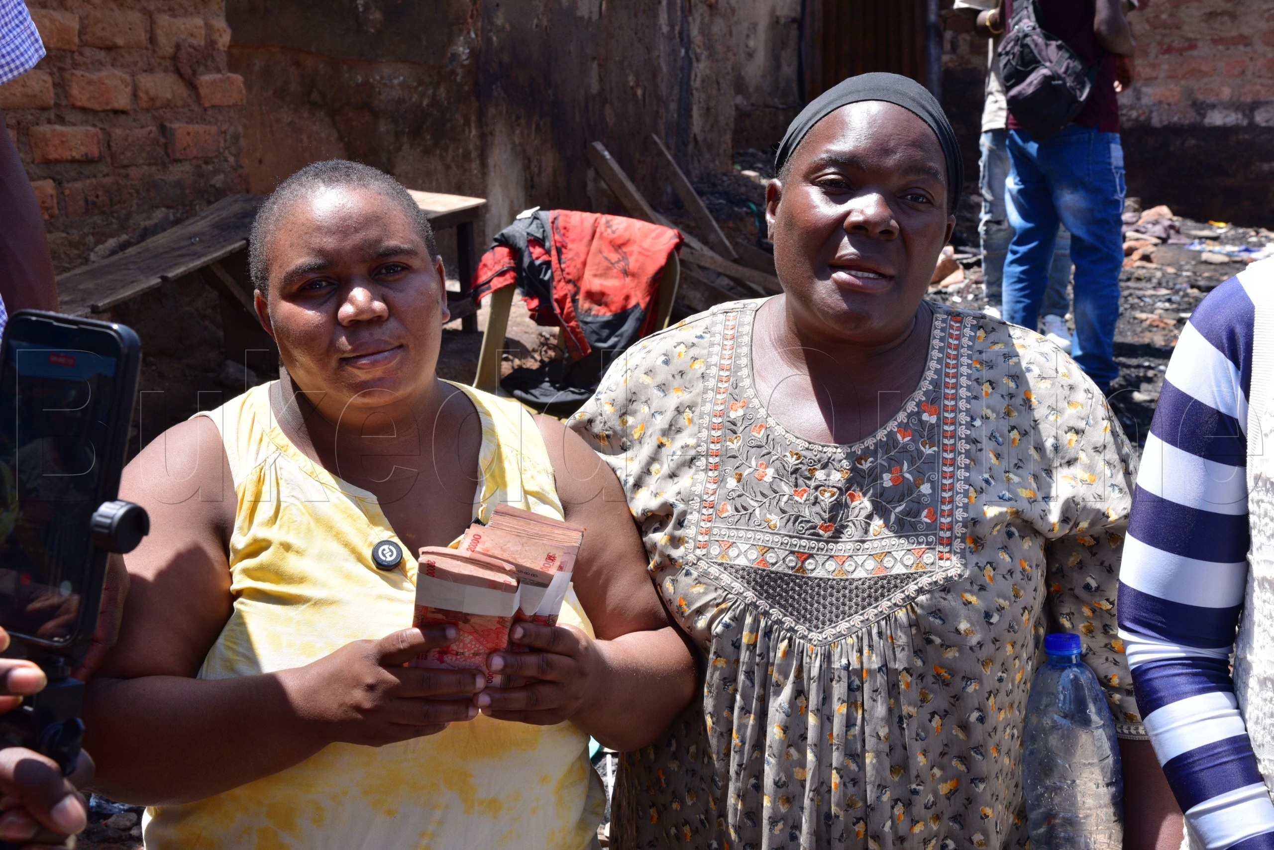 Abaafiiriddwa ebintu mu muliro nga bakwasiddwa ssente okuva mu State House