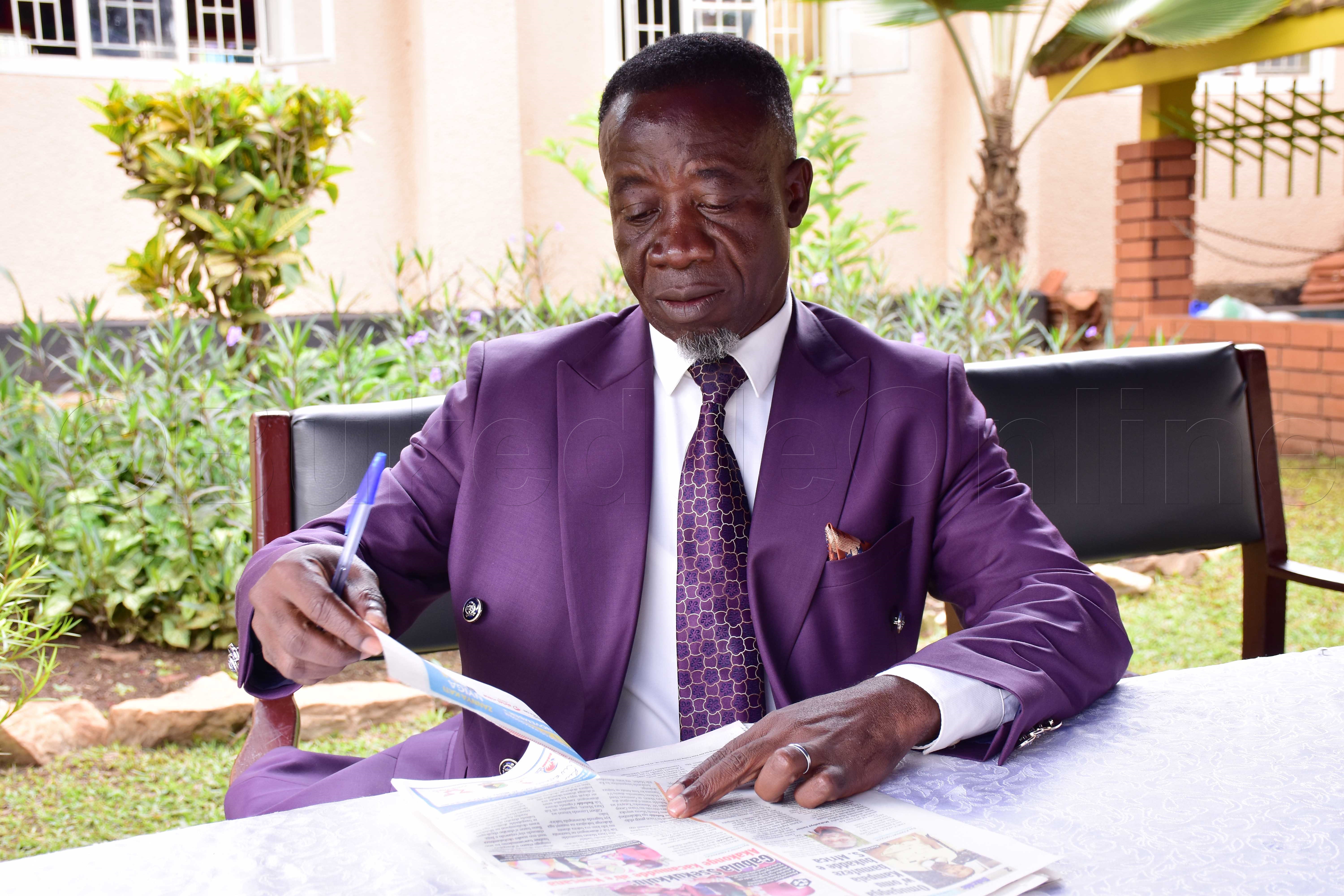 Omukungu Wilson Mukiibi Muzzanganda ng'ayuzaamu akakonge ke yajjuzza.