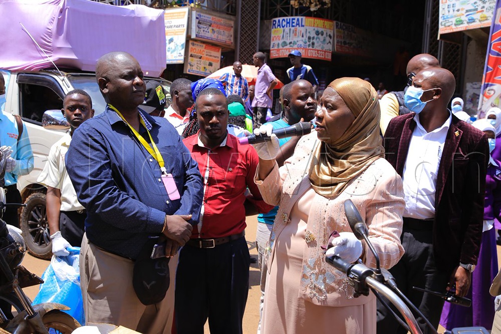 Minister for Kampala, Hajjati Minsa Kabanda (right) addressing the citizens. (Credit: Miriam Najjingo)