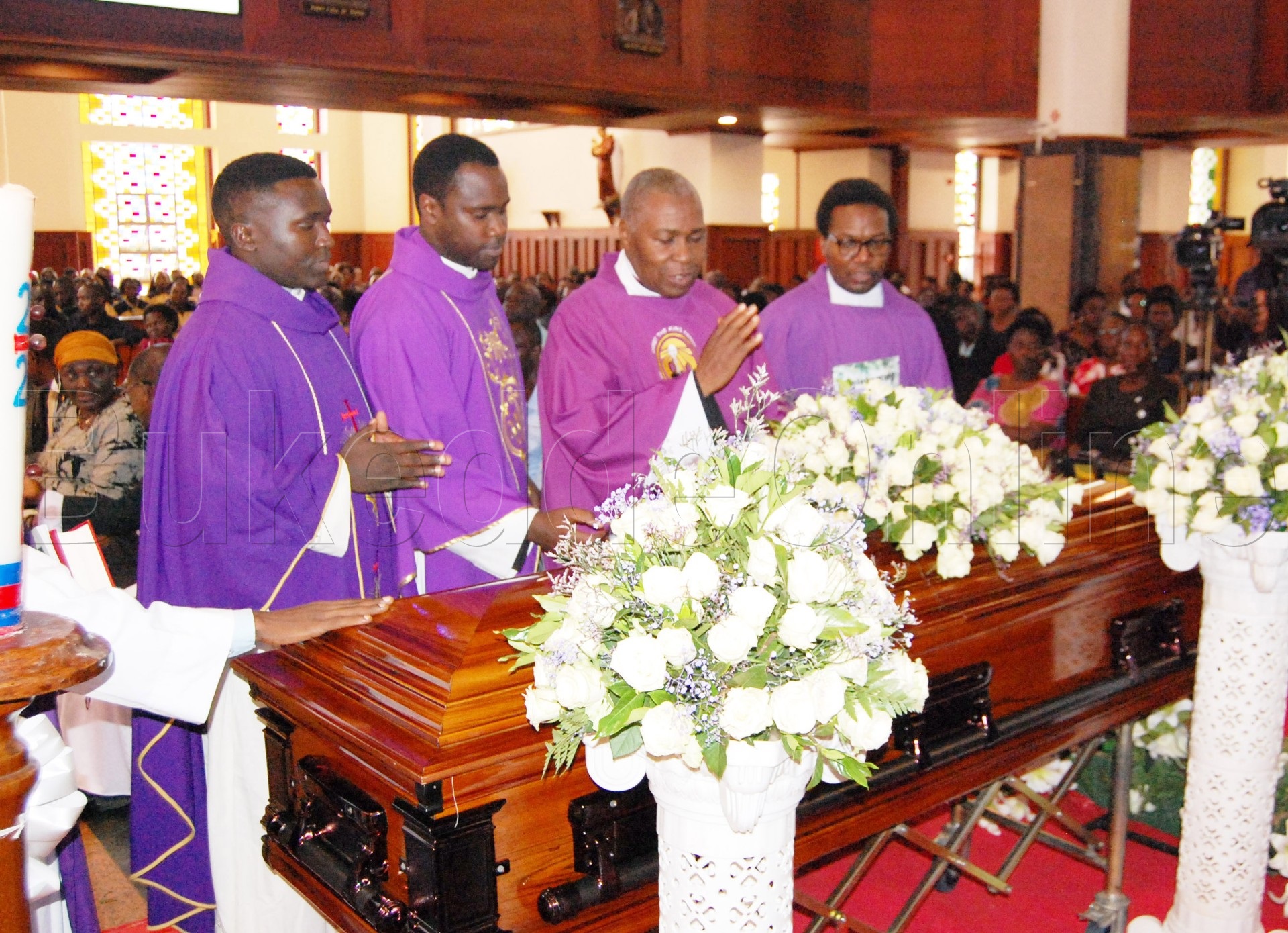 okusabira omubiri gwa Mukyala wa Ssenkubuge Ndagire Agness mu klezia Ya Yesu Kabaka