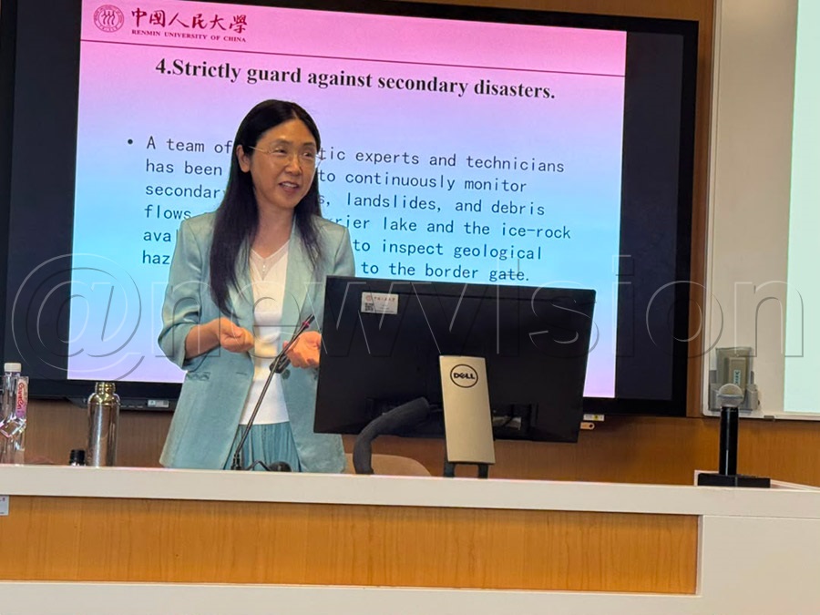 Prof Zhong Xin giving a lecture to the journalists