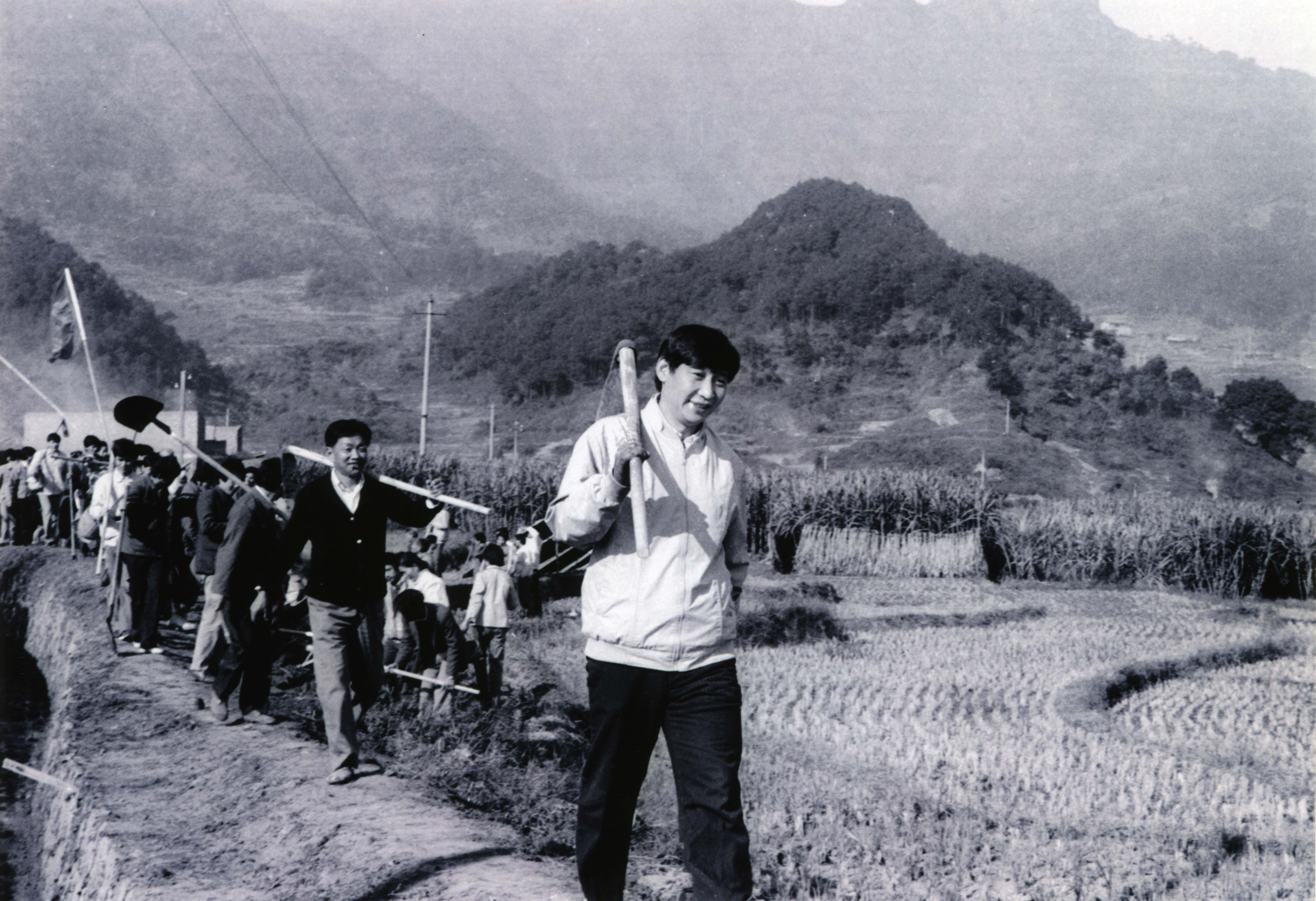 Xi Jinping, then secretary of the Ningde Prefecture Committee of the Communist Party of China, participates in a canal renovation project in Ningde, Fujian Province, in 1989. (Xinhua)