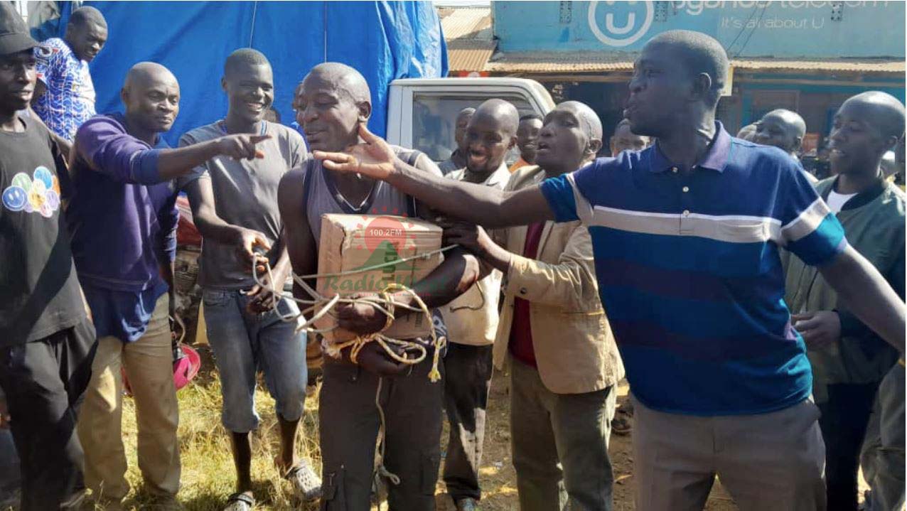 Mathias Aheebwa, Okomiire n'emiguha ou abatuura bateire ahabw'okwiba ebintu by'omushuubuzi. PHOTO: Bruno Mugizi.