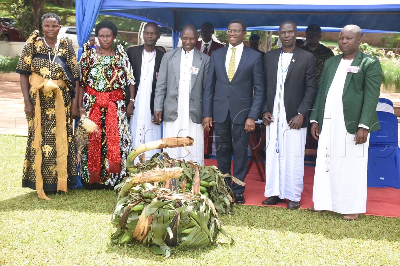 Katikkiro Mayiga  mu kifananyi  n'abamwetikidde ebirabo