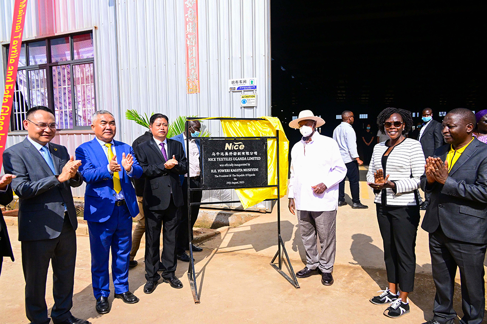 President Museveni commissioning Nice Textiles in Mbale Industrial park as Chinese investors led by Paul Zhanga (C) look on. (PPU Photo)