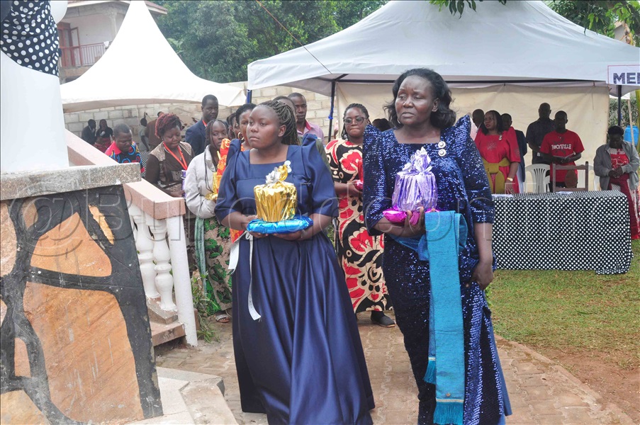 Nnamwandu Betty Kiwanuka Ku Ddyo ,muwala We N'abooluganda Abalala Nga Batwala Ebirabo Mu Mmisa Y'okwabya Olumbe Lwa Kiwanuka.