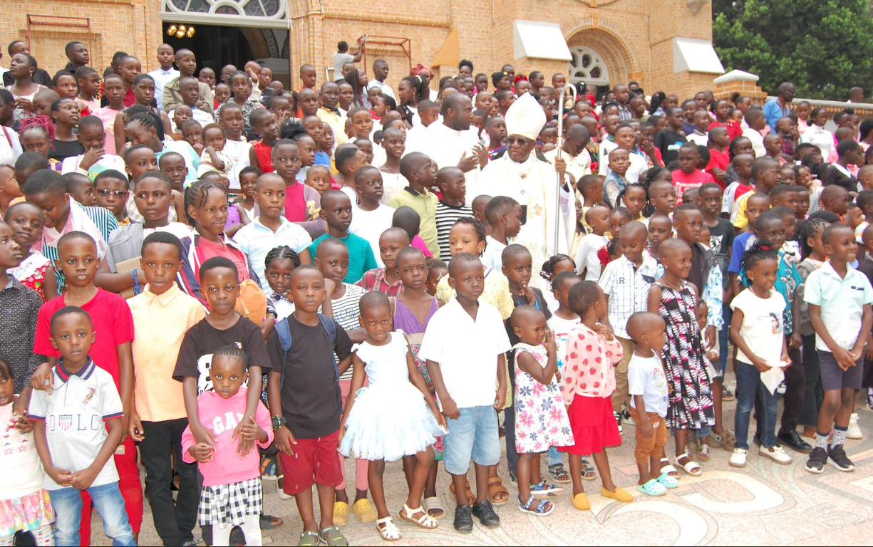 Ssaabasumba ng'ali n'abaana