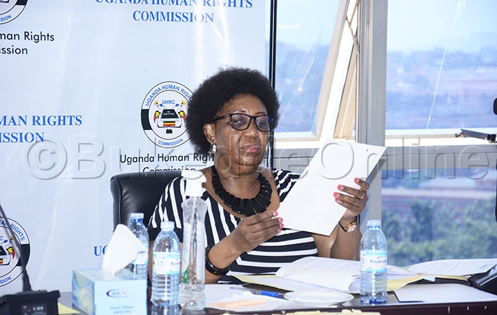 Wangadya Nga Yeetegereza Ebifaananyi Ssenkula Bye Yaleese Okuli Ebiwundu.